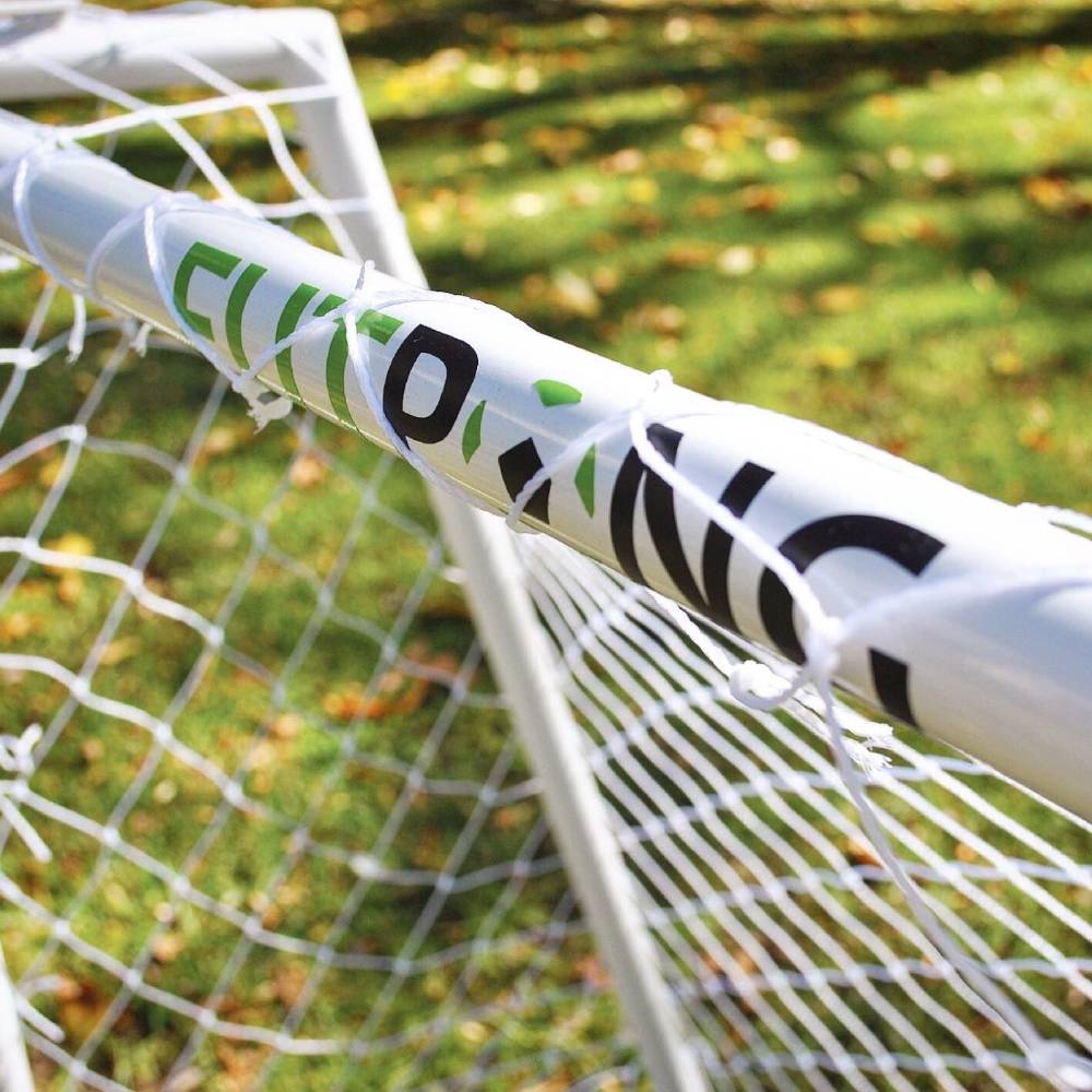 Detalle del travesaño con la marca Futpong