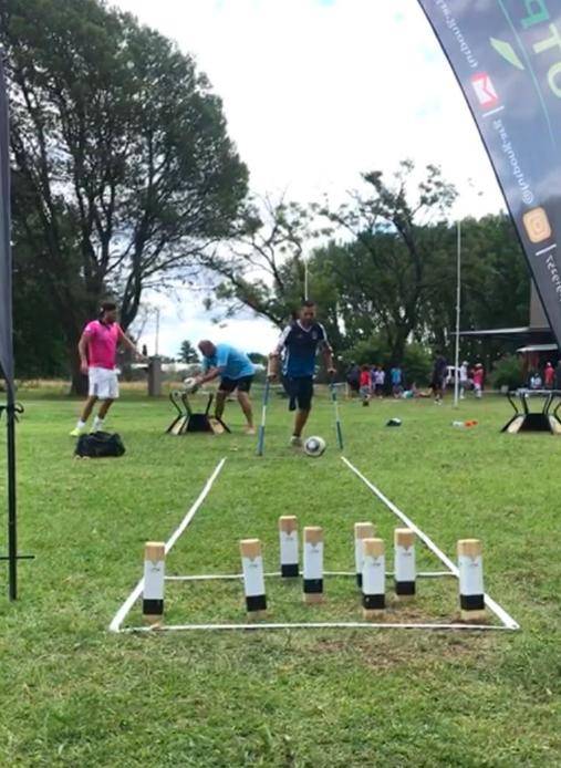 Torneo al aire libre — pista marcada y tiro desde la línea