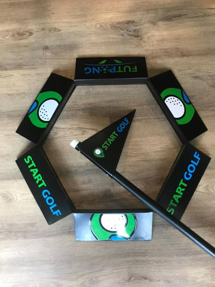 Hoyo branded para Start Golf — paneles y banderín impresos