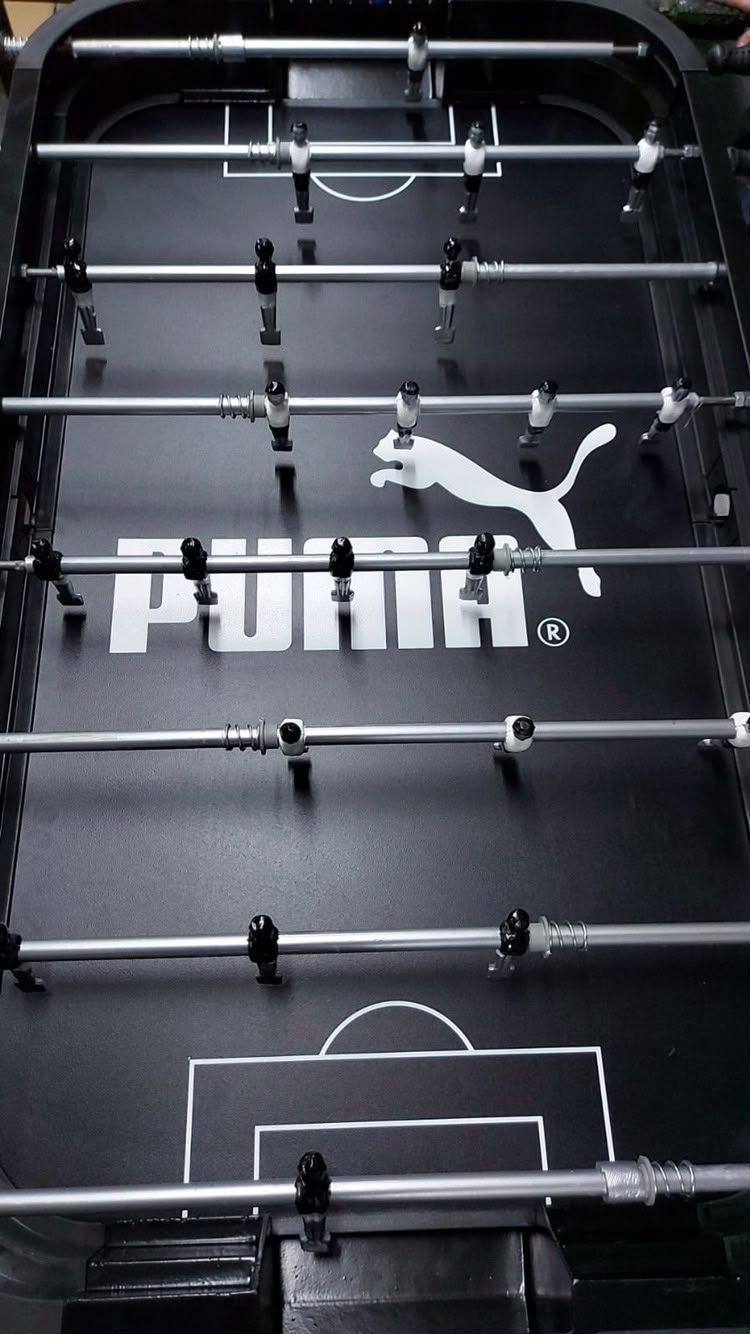 Metegol negro branded para Puma — activación de marca