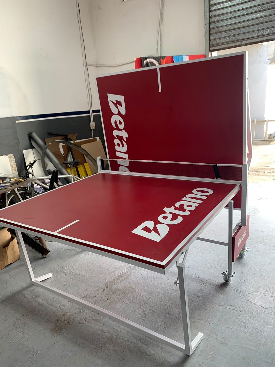 Mesa branded para Betano — activación de marca